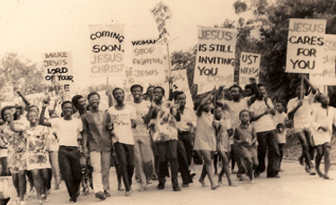 als u met een spandoek “Ik geloof in Jezus Christus” zou lopen, is de verdrukking dáár!!!